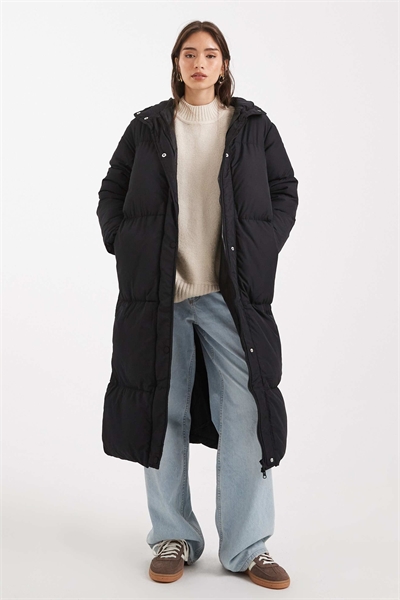 Длинное пуховое пальто с капюшоном артикул 134783917