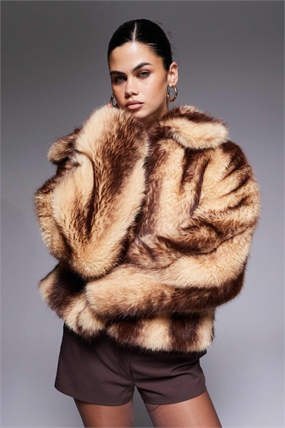 Пальто из искусственного меха кремового и коричневого цветов в полоску артикул 146139336