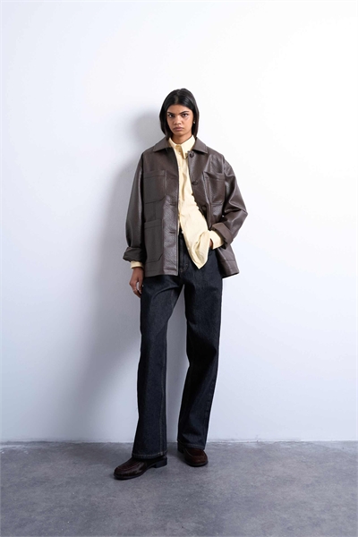 Полукуртка-шакет в стиле кэжуал с воротником-ревер и пуховыми рукавами из искусственной кожи артикул 142324646