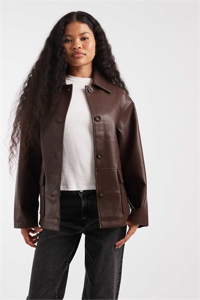 ASOS DESIGN Petite кожаная куртка в стиле Харрингтон шоколадного цвета артикул 152625336