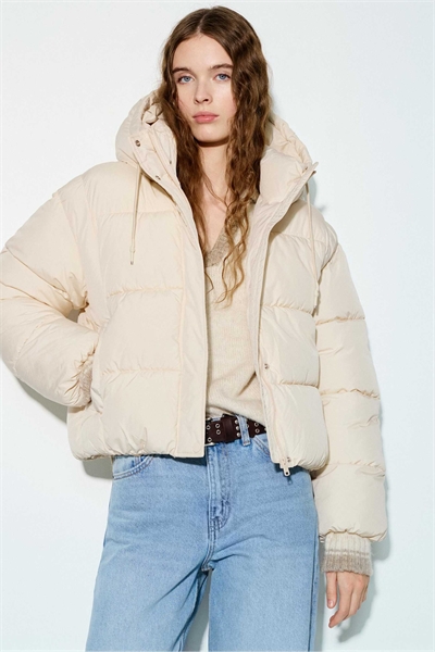 Короткая пуховая куртка с капюшоном артикул 151745059