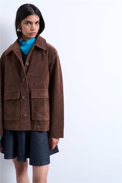 Куртка прямого кроя с накладными карманами из искусственной замши артикул 140413953