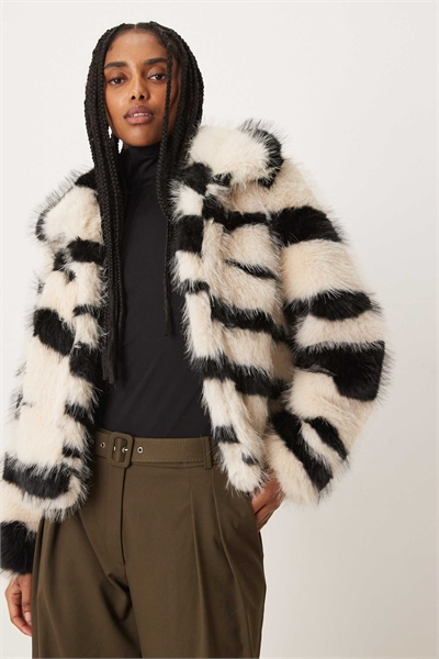 Короткая куртка из искусственного меха с зебра-принтом в черно-белом цвете артикул 152834399