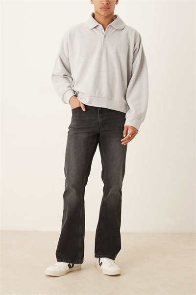 Джинсы винтажного кроя с расклешенными штанинами артикул 144912562