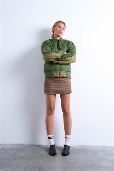 Бомбер с контрастной подкладкой артикул 142430285