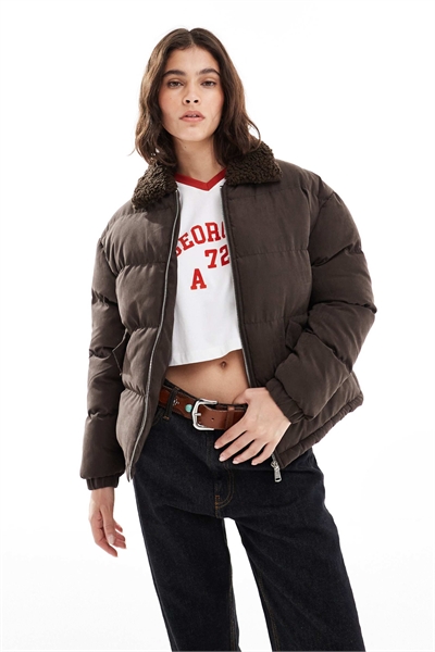 Короткая пуховик с меховым воротником артикул 148253147