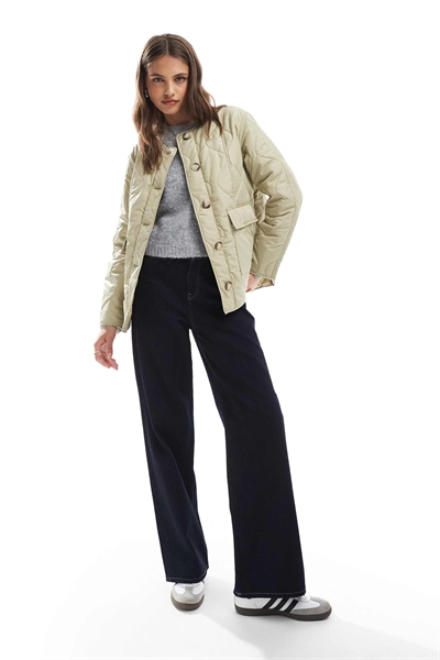 Короткая стеганая куртка Onion с карманами кремового цвета артикул 149660089