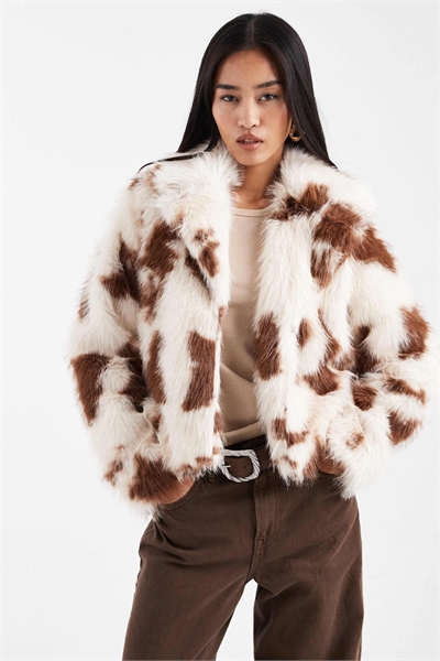 Короткая куртка из искусственного меха с коровьим принтом, коричневого цвета артикул 147763059