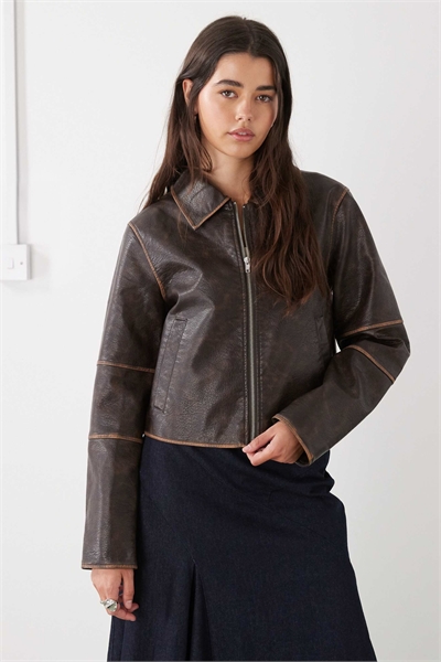 Коричневая куртка из искусственной кожи прямого кроя с контрастными деталями артикул 154133323