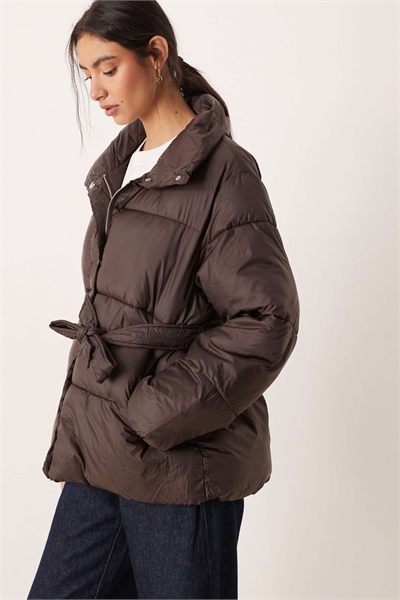 Куртка-пуховик с поясом темно-коричневого цвета артикул 151999857