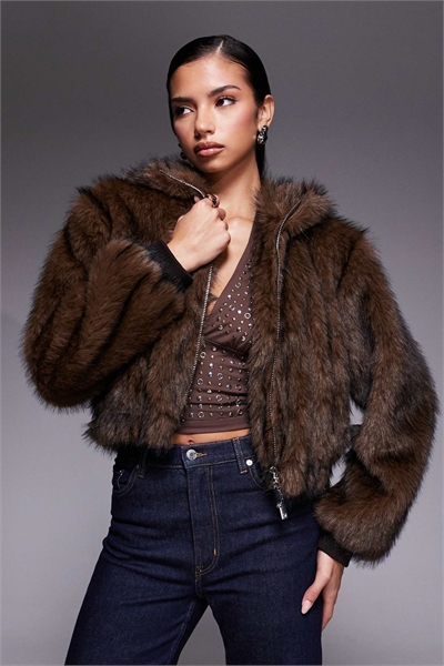 Укороченная куртка-бомбер из искусственного меха коричневого цвета артикул 153149900