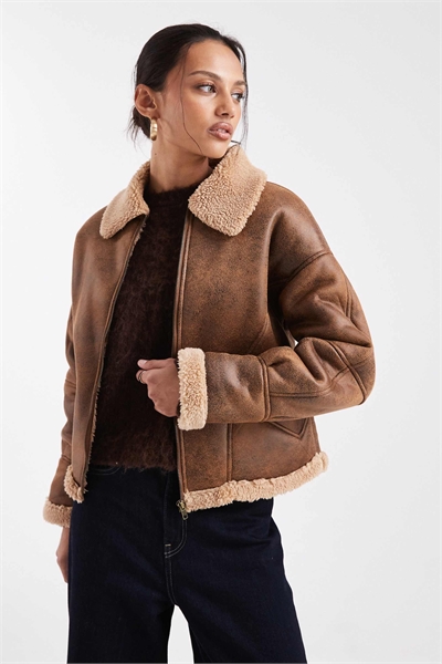 Куртка-бокс из искусственной овчины коричневого цвета артикул 149857851