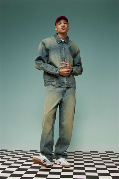 Джинсы свободного кроя с оттенком артикул 137152421