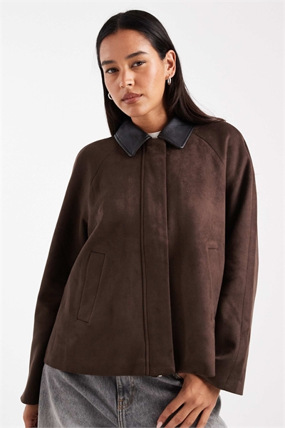 Куртка из искусственной замши с контрастным воротником шоколадно-коричневого цвета артикул 152470811