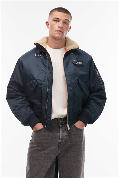 Крутая куртка с логотипом, карманом на молнии, укороченным кроем, подкладкой, пряжкой и воротником из искусственного меха темно-синего цвета. артикул 152190416