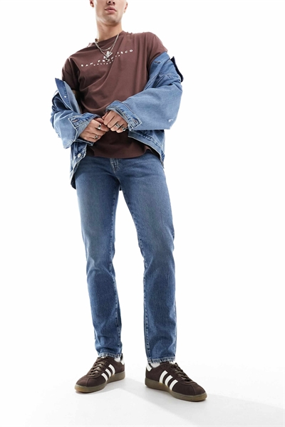 Джинсы с зауженным кроем и средней степенью выцветания артикул 134045167