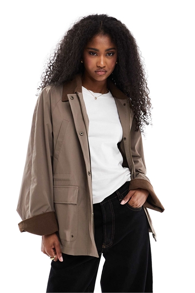 Контрастная деталь куртки-барн в коричневом цвете артикул 139249777