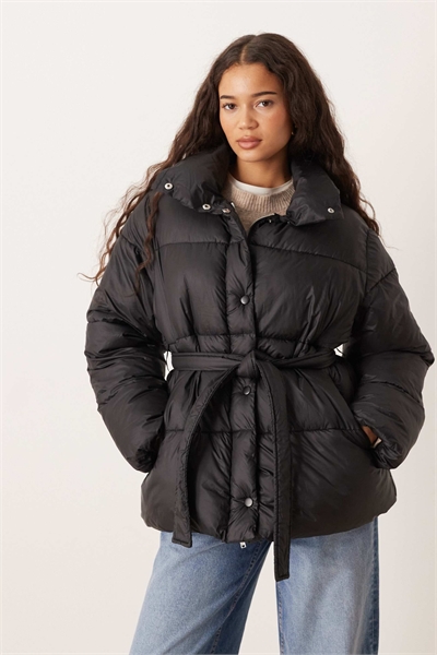 Куртка-пуховик с поясом черного цвета артикул 151999855