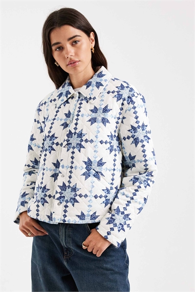 Стеганая куртка белого цвета с синим принтом в виде пайсли артикул 152906213