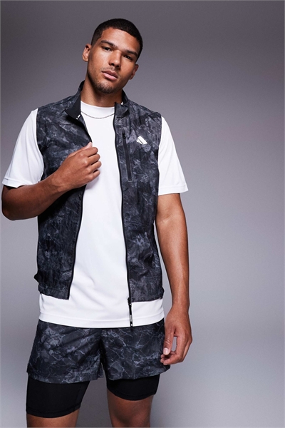 Жилет Adidas Running Own The Run с черно-серым принтом артикул 141102351