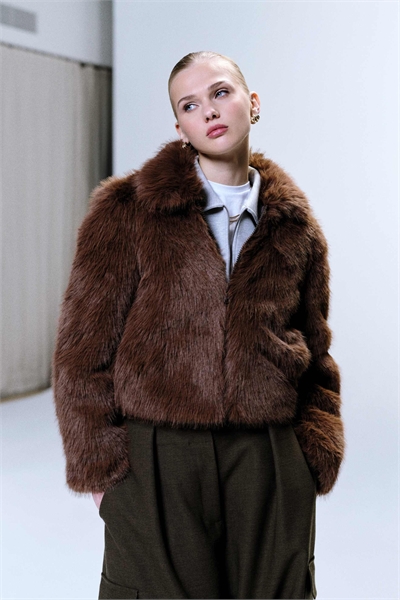 Короткое пальто из искусственного меха на молнии артикул 150083097