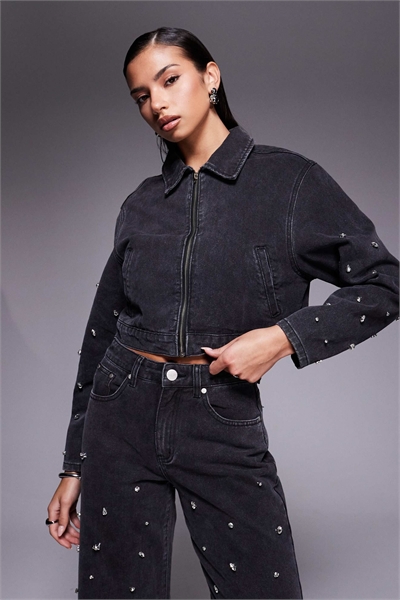 Черный комплект из джинсовой куртки и брюк с украшениями артикул 153149898