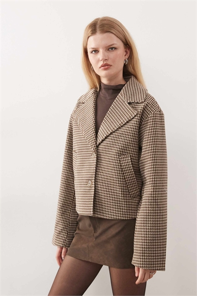 Квадратный пиджак в клетку бежевого цвета артикул 154133325