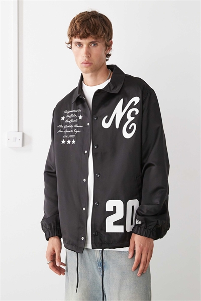 Куртка-коуч черного цвета с многочисленными нашивками и вышивкой артикул 150331281