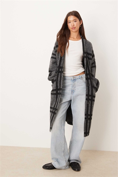 Макси-кардиган в темно-серую клетку артикул 143724739