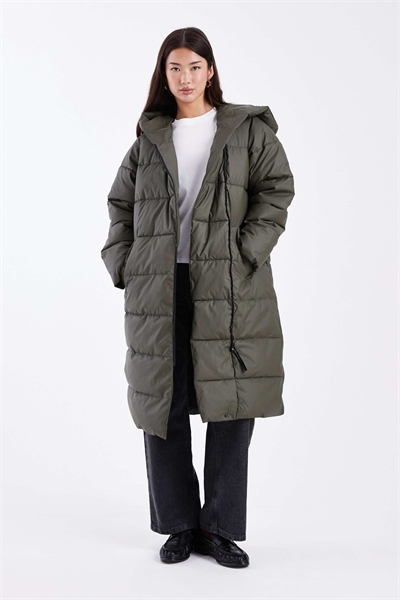 Длинное пуховое пальто с капюшоном глубокого хаки артикул 150666002