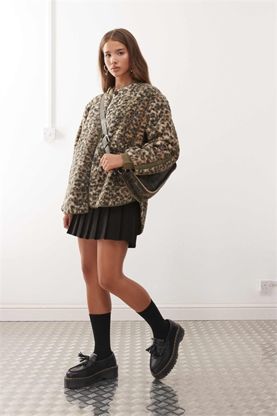 Оверсайз-куртка без воротника с леопардовым принтом артикул 151744718