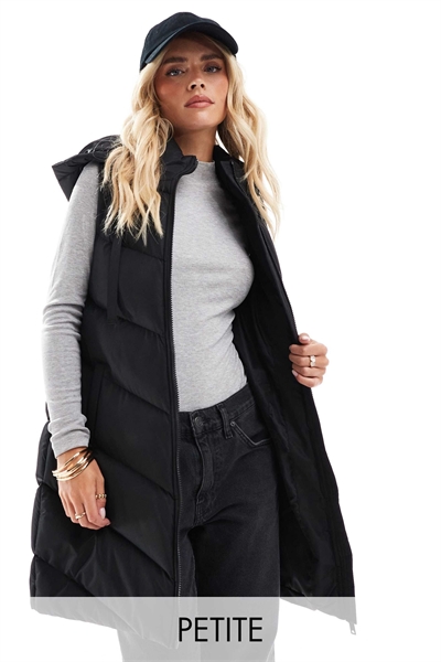 Длинный утепленный жилет с капюшоном черного цвета артикул 134783929