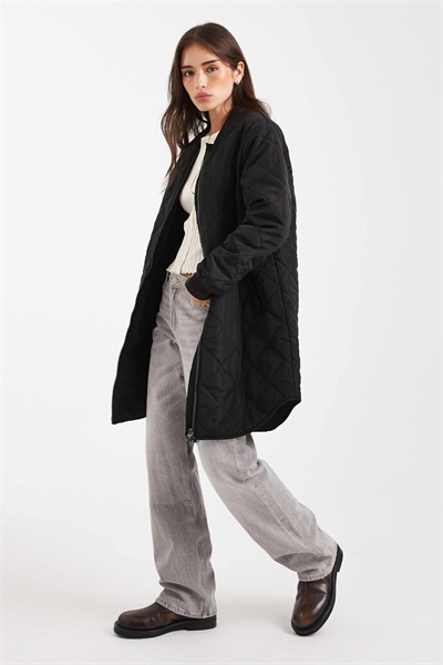 Стеганое пальто черного цвета артикул 147763046