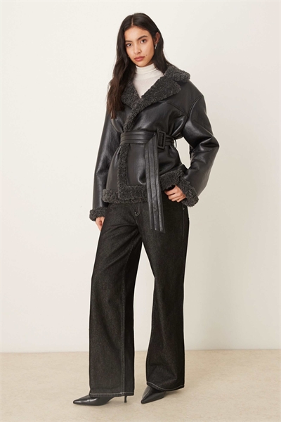 Короткая куртка-жакет из искусственной кожи с поясом черного цвета и темно-серыми отделками воротника артикул 150230151