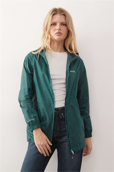 Женская куртка Pack It Jacket III зеленого цвета артикул 152440713