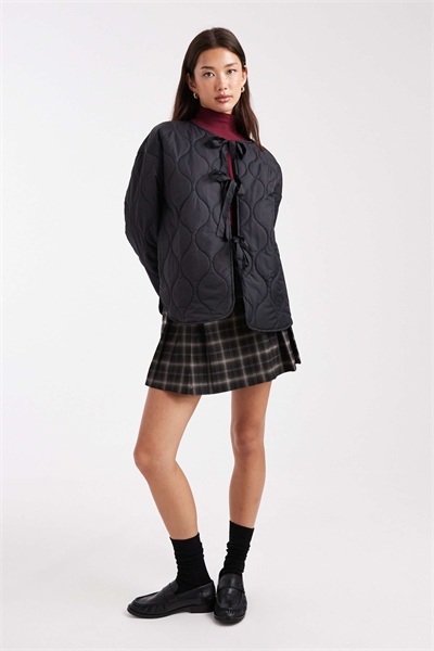 Стеганая куртка с завязками спереди, черного цвета артикул 148858365