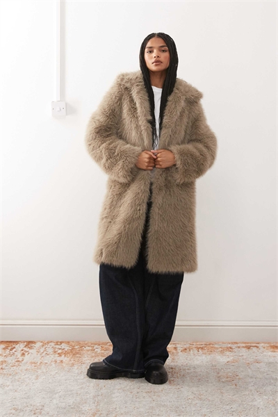 Искусственная меховая шуба серебристо-серого цвета артикул 151925003