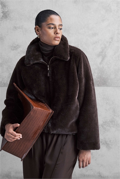 Куртка New Look Curve из искусственного меха на молнии, коричневого цвета артикул 151897132