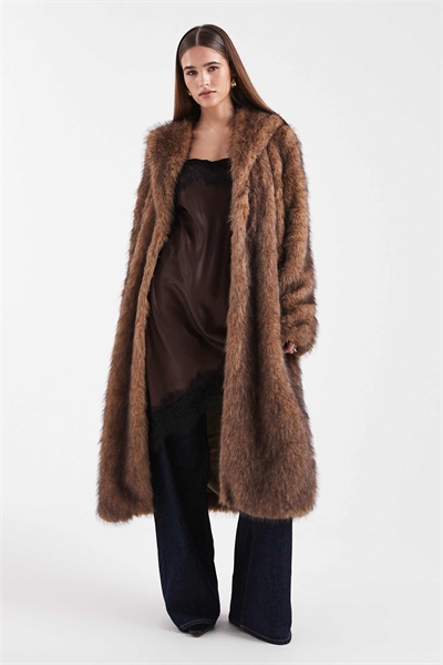 Макси-пальто из искусственного меха коричневого цвета артикул 148258510