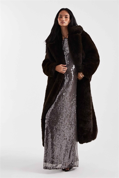 Шуба-пальто оверсайз с поясом из искусственного меха шоколадного цвета артикул 148031933