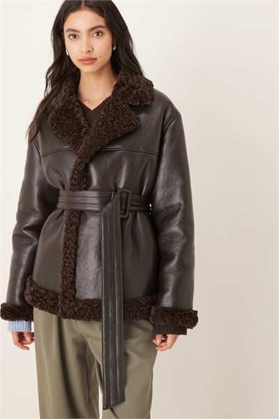 Короткая куртка-пиджак из искусственной кожи с поясом черного цвета с коричневой отделкой воротника артикул 150230152