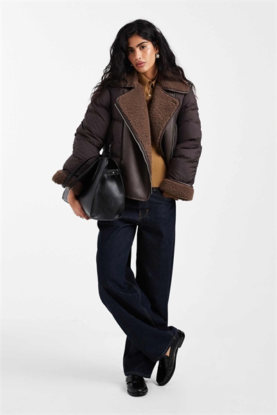 Короткая пуховая куртка из смешанного текстиля с отделкой из борг в шоколадном цвете артикул 150666021