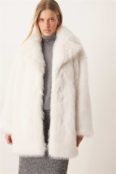 Пальто из искусственного меха белого цвета артикул 152934405