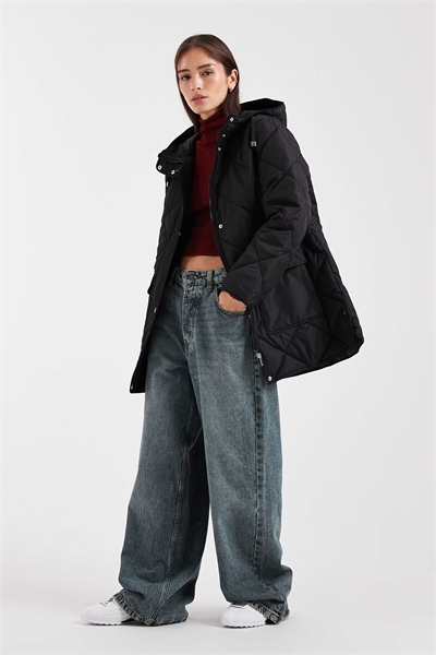 Куртка с капюшоном и стеганым узором «ромб» с большими карманами черного цвета артикул 150559854