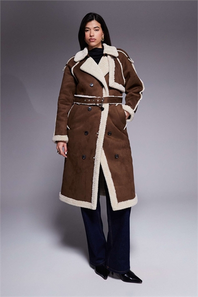 Длинное пальто с поясом, отделанное искусственной замшей, шоколадного и кремового цветов артикул 148297972