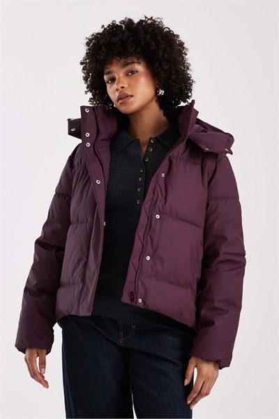 Короткая утепленная куртка бордового цвета артикул 150666010