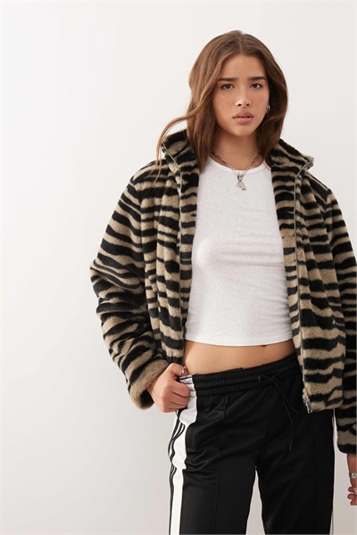 Куртка с воротником-воронкой из искусственного меха серого цвета с зебровским рисунком артикул 147665007