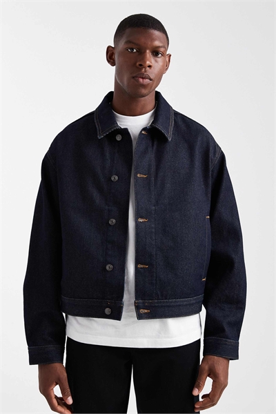 Тяжелая джинсовая куртка темного цвета, сшитая на заказ артикул 148448000