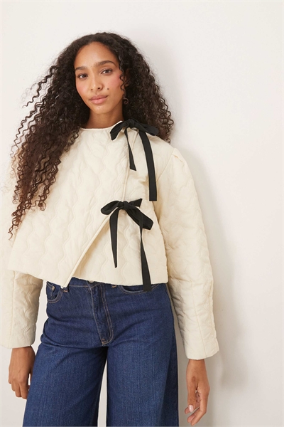 Укороченная стеганая куртка с завязками артикул 151556155
