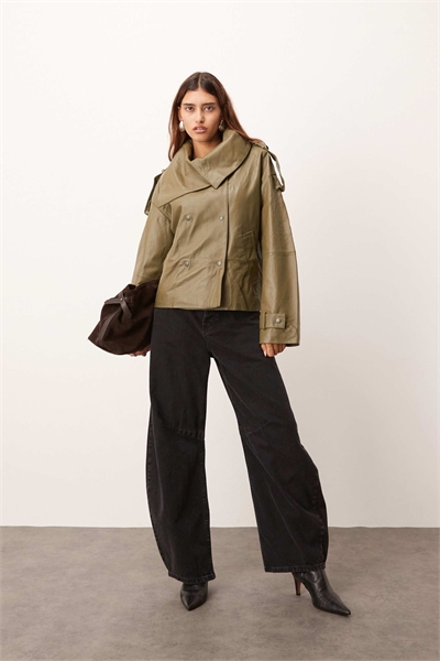 Мягкая кожаная куртка оливкового цвета артикул 146740514